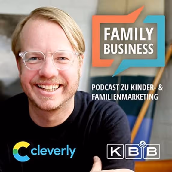 Lächelnder Mann mit Brille vor Hintergrund mit Schriftzug ‚Family Business Podcast zu Kinder- & Familienmarketing‘ und Logos von Cleverly und KBB.