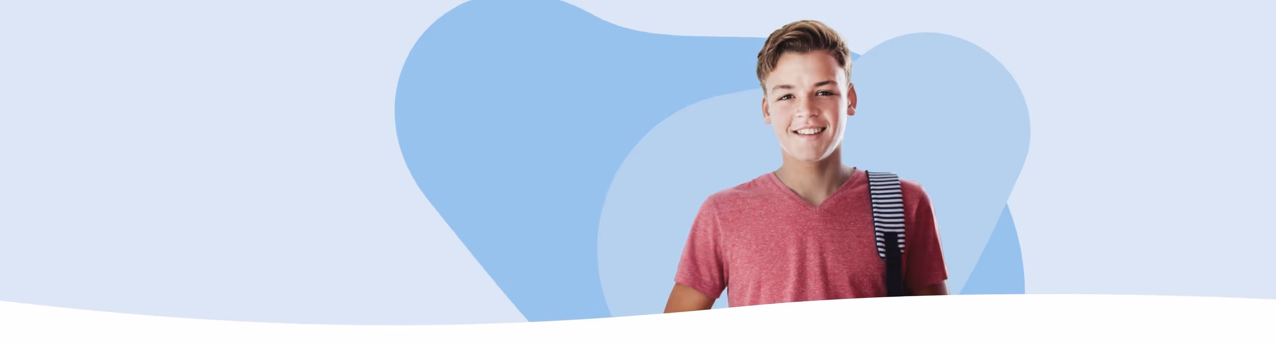 Junger Mann mit rotem T-Shirt und gestreiftem Rucksack lächelt vor blauem abstraktem Hintergrund.