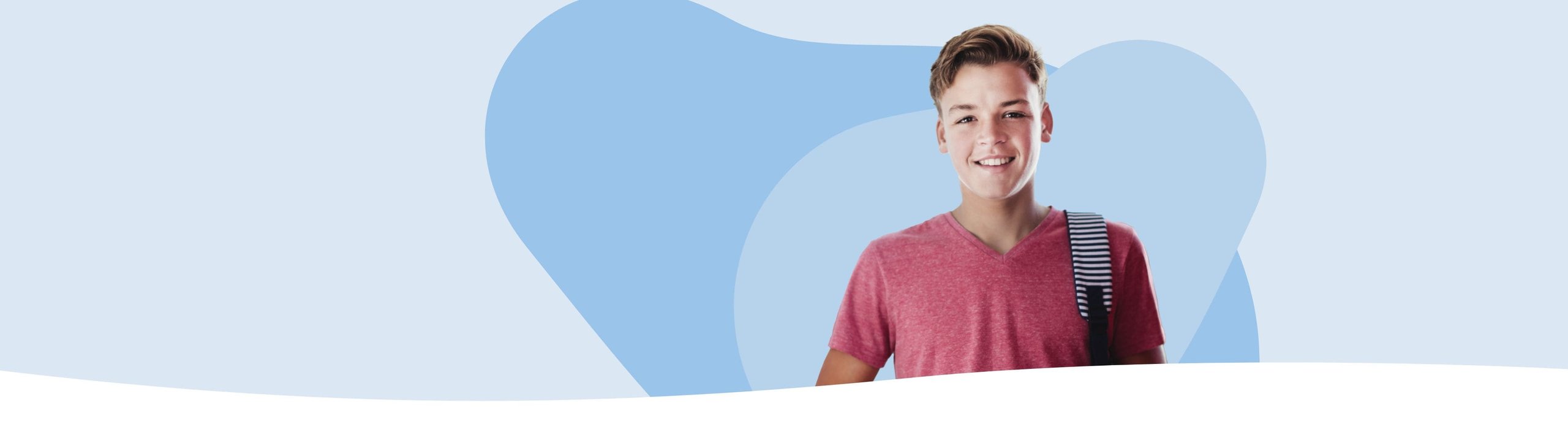 Junger Mann mit rotem T-Shirt und gestreiftem Rucksack lächelt vor blauem abstraktem Hintergrund.