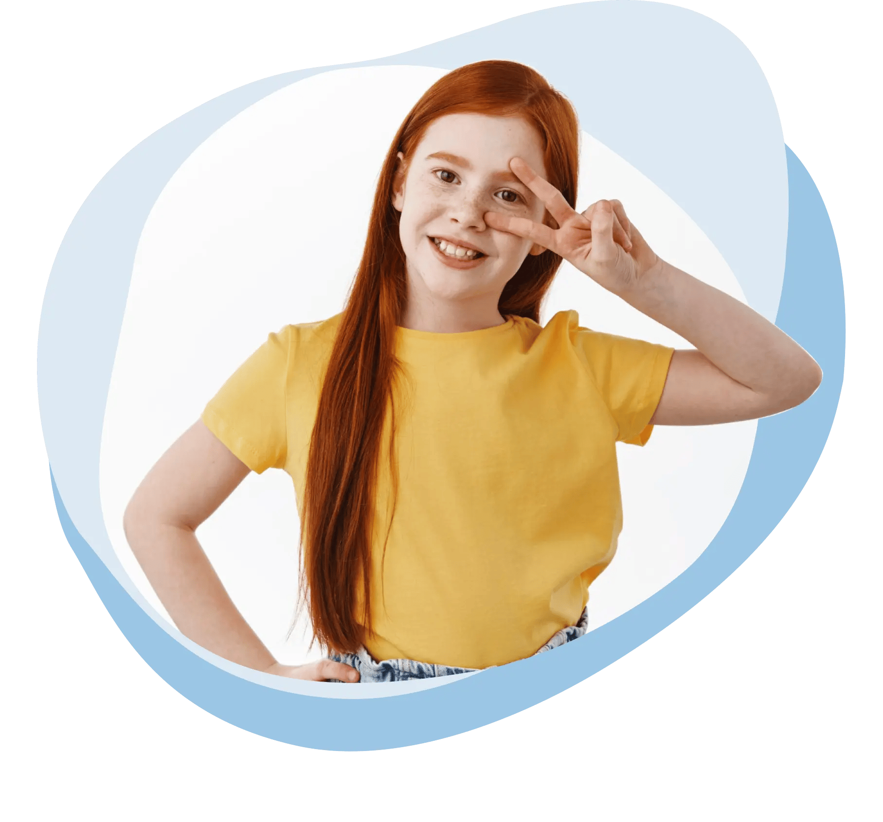 Lächendes rothaariges Mädchen in gelbem T-Shirt zeigt zwei Finger im V vor ihrem linken Auge.