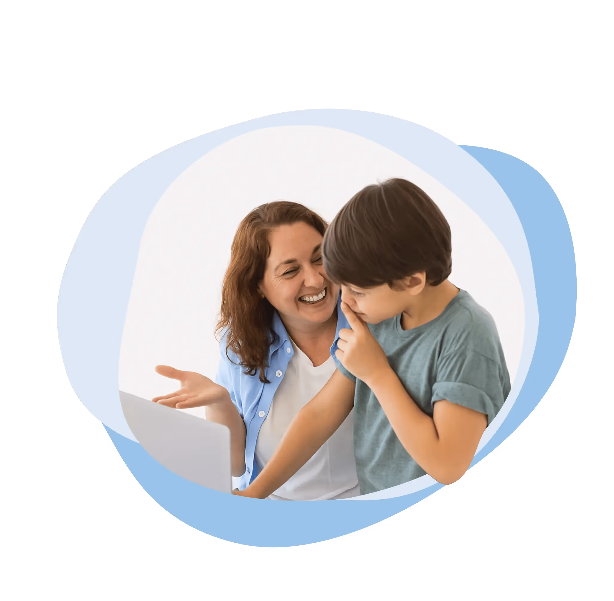 Eine lächelnde Frau und ein Junge sitzen zusammen vor einem Laptop, der Junge macht eine scherzhafte Geste mit dem Finger vor der Nase.