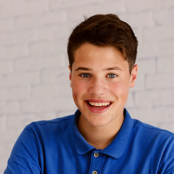 Porträt eines Jungen im Poloshirt