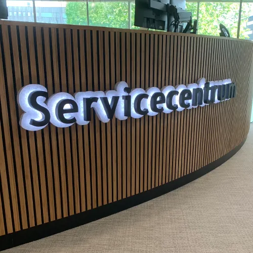 Logo op balie met verlichting in 3d. Goed om branding te verwerken in je interieur