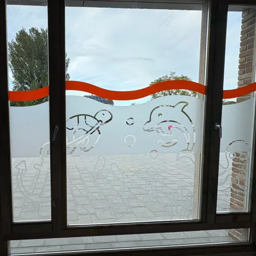 Onderwijs raam folie met vormen en herkenbare dieren. Melkglasfolie