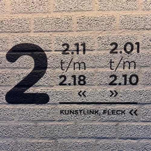 Bewegwijzering geplakt op muur