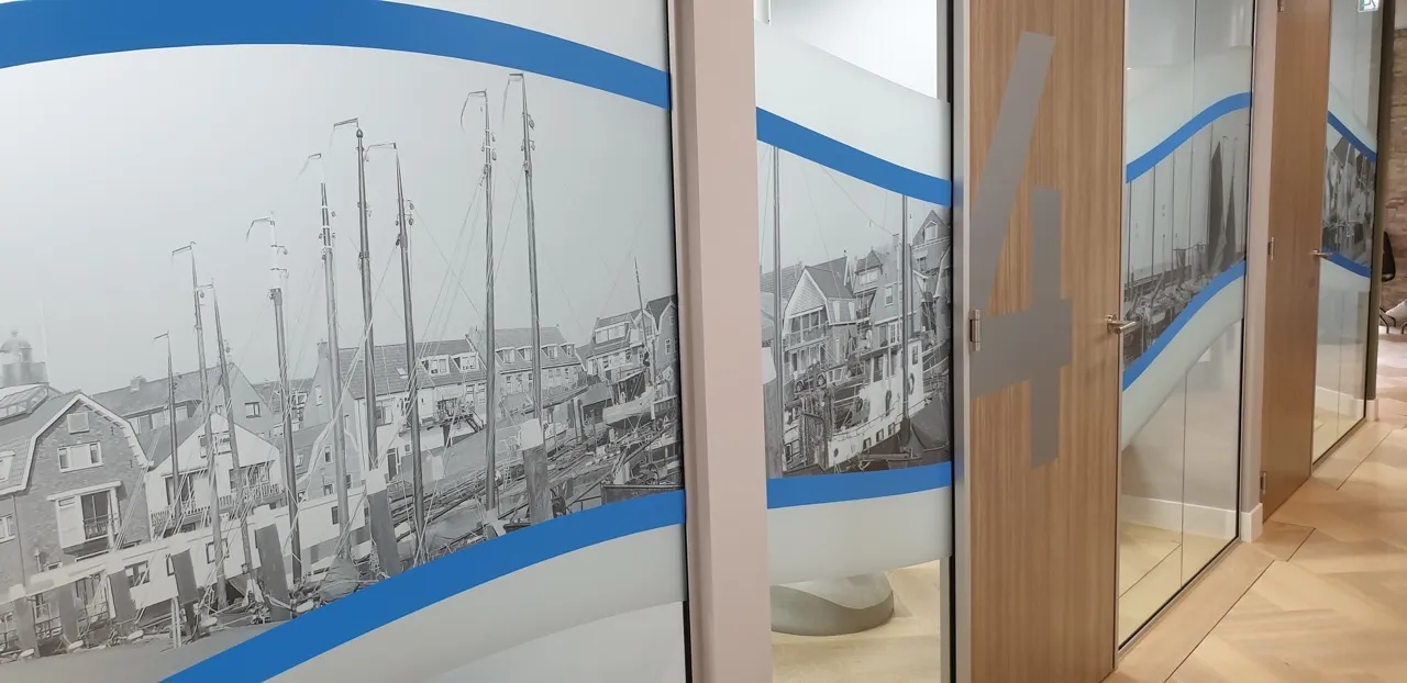Kantoorgang met glazen wanden met matte illustratie van een havenscène met boten en huizen, en een houten deur met nummer 4.