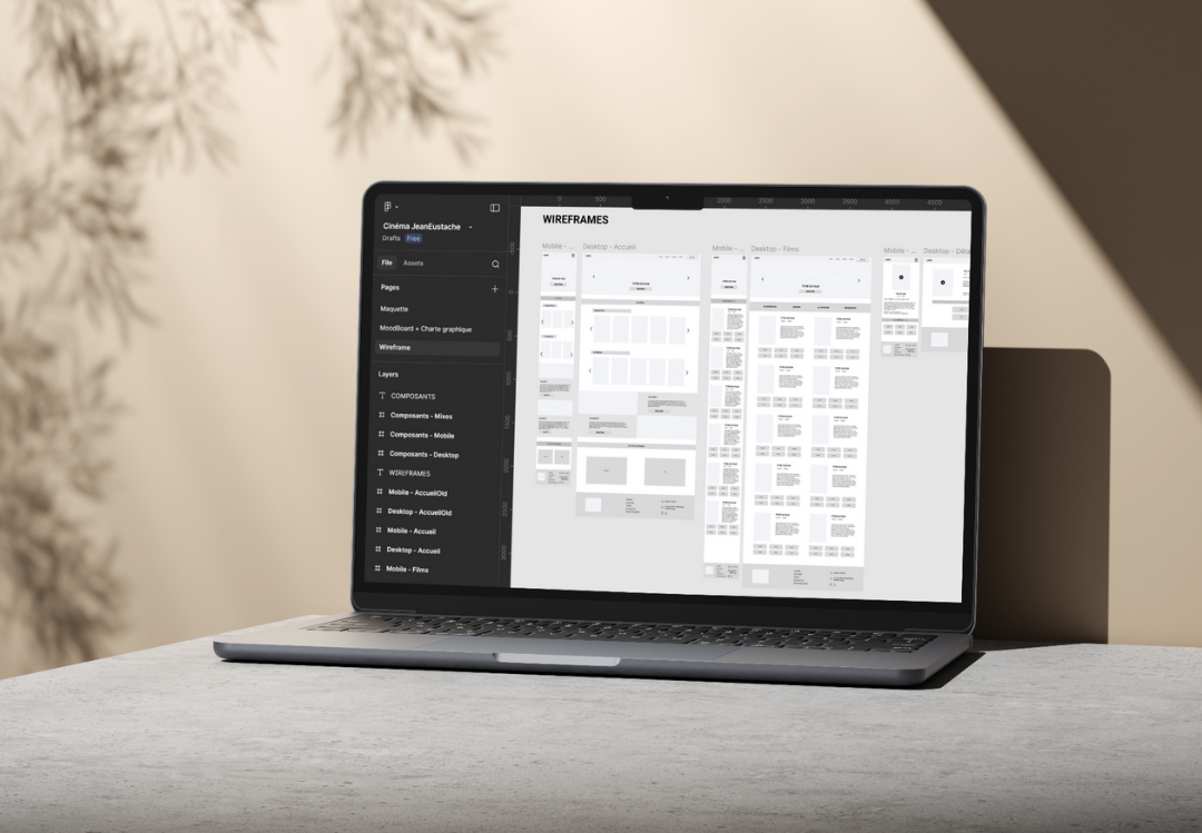 Photo d'un ordintaur avec une maquette de site internet