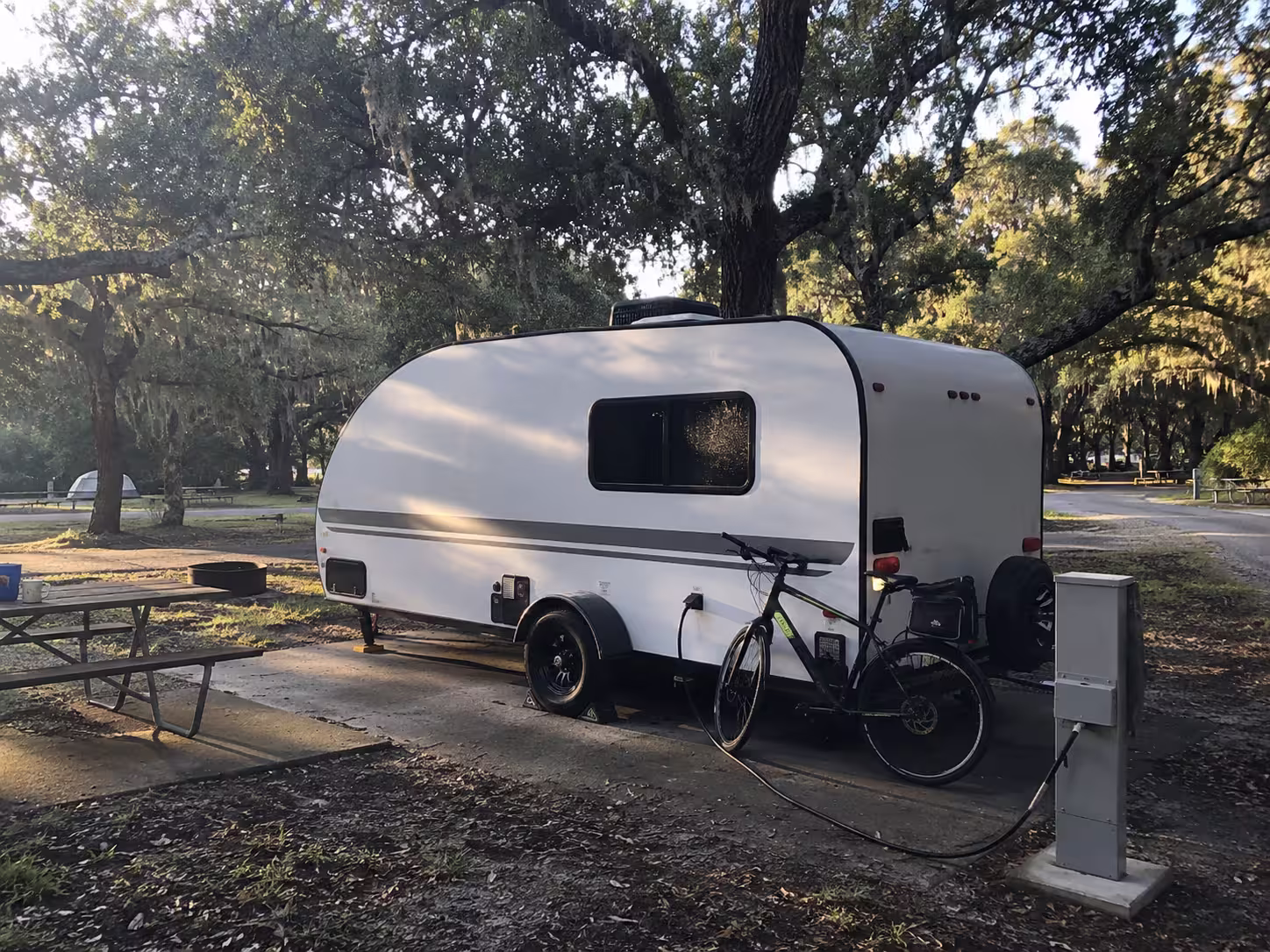 Small RV rental on a compact campsite near Orlando