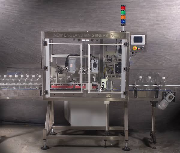 Bottle orientation machine feeding containers into a filling line
