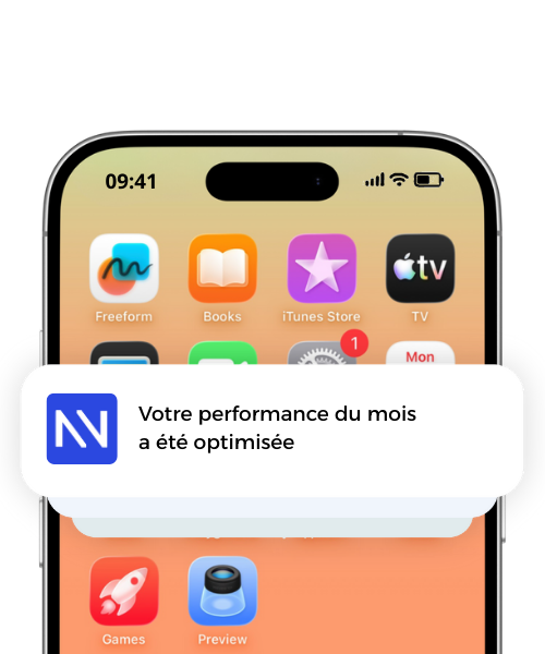 Smartphone screen showing app icons and a notification banner in French reading 'Votre performance du mois a été optimisée'.