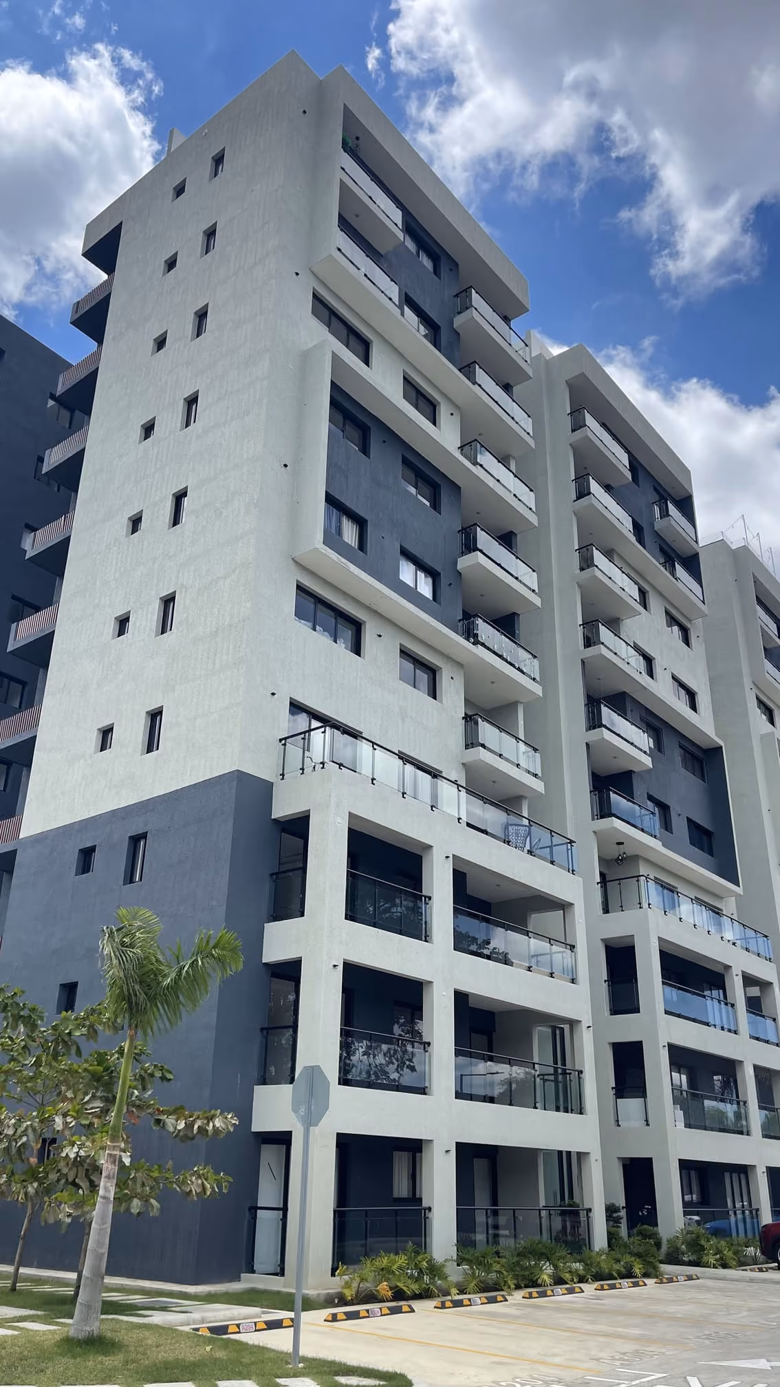 Exclusivo proyecto residencial compuesto de 2 imponentes torres de 10 niveles y 1 torre de 6 niveles en la misma Av. Hispanoamericana