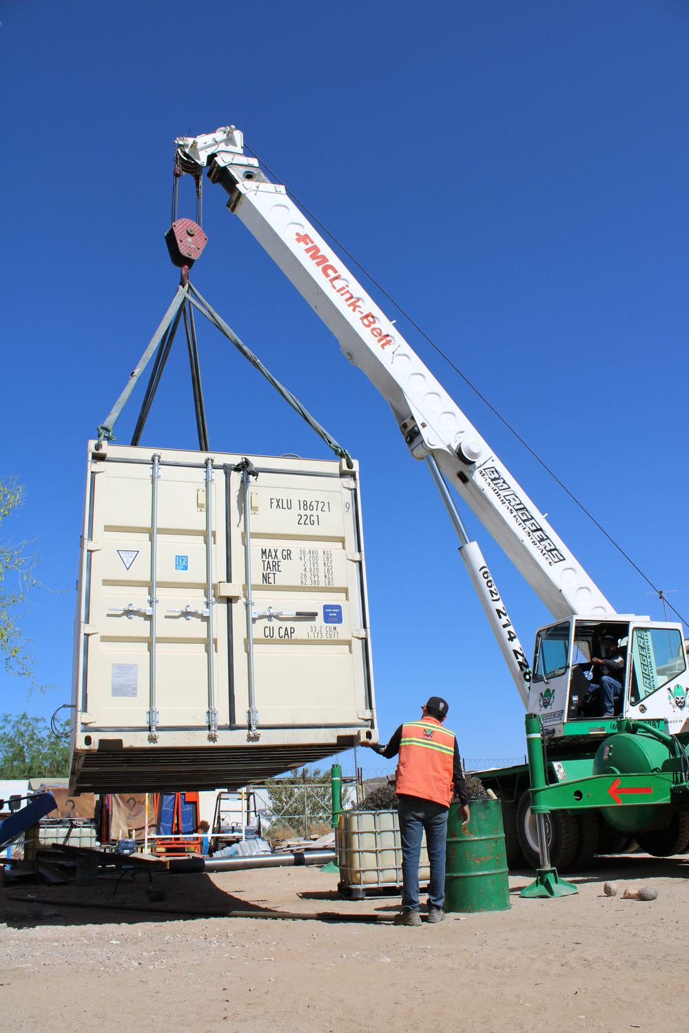 Maniobra de instalación de planta modular de tratamiento Sustentec