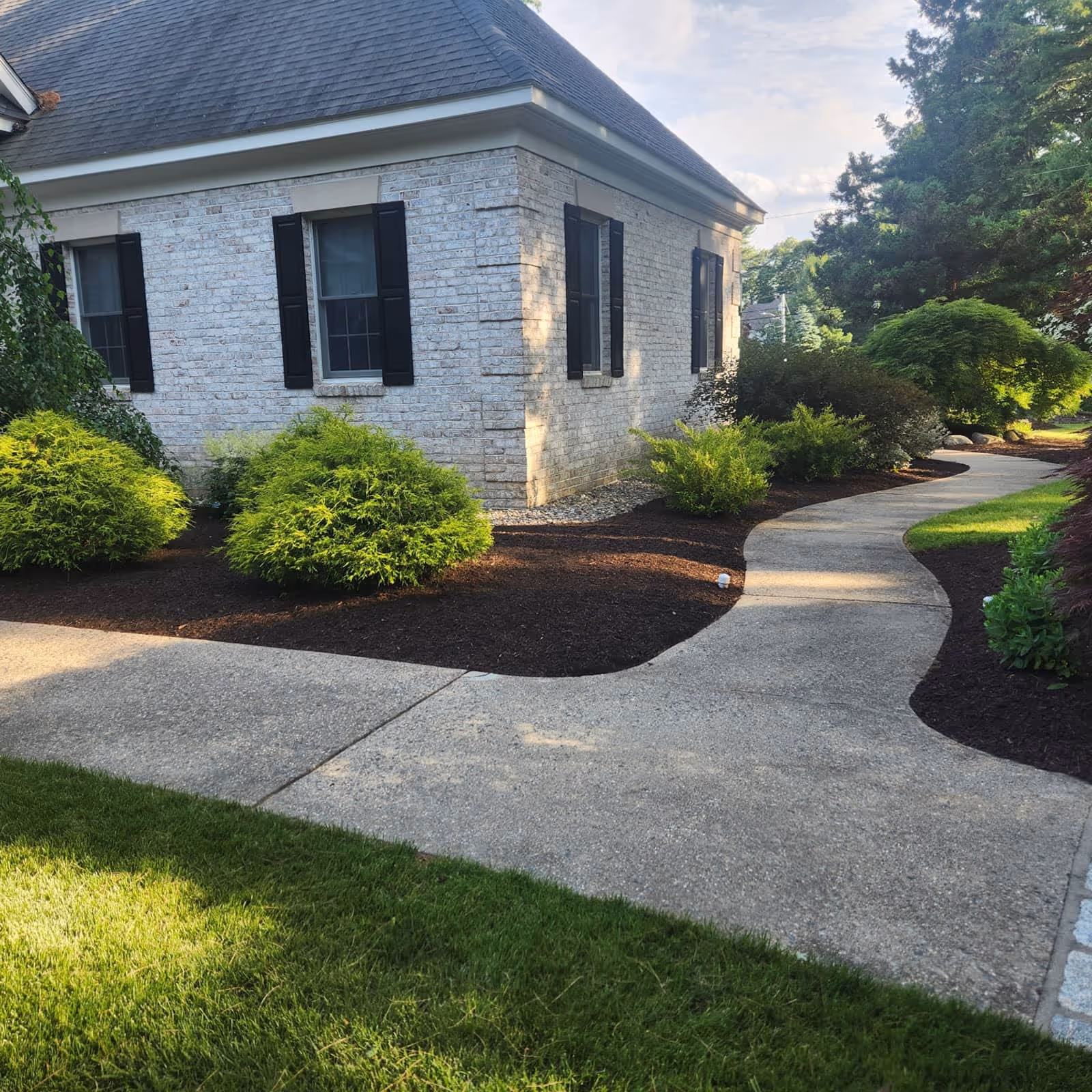 Professional mulch install near me landscape bed enhancement