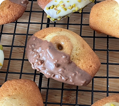 Sandwich and slice of lemons