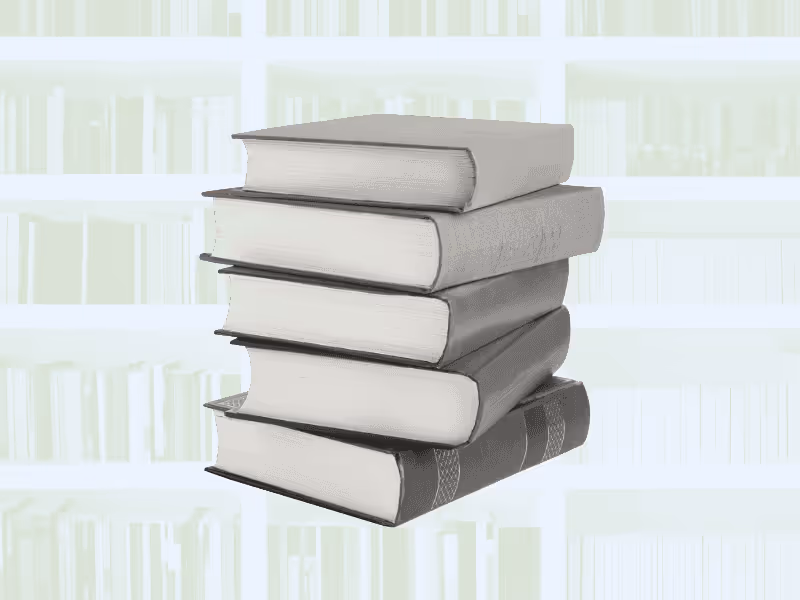 Stabel med fem tykke bøker med hvite permer foran en bokhylle.