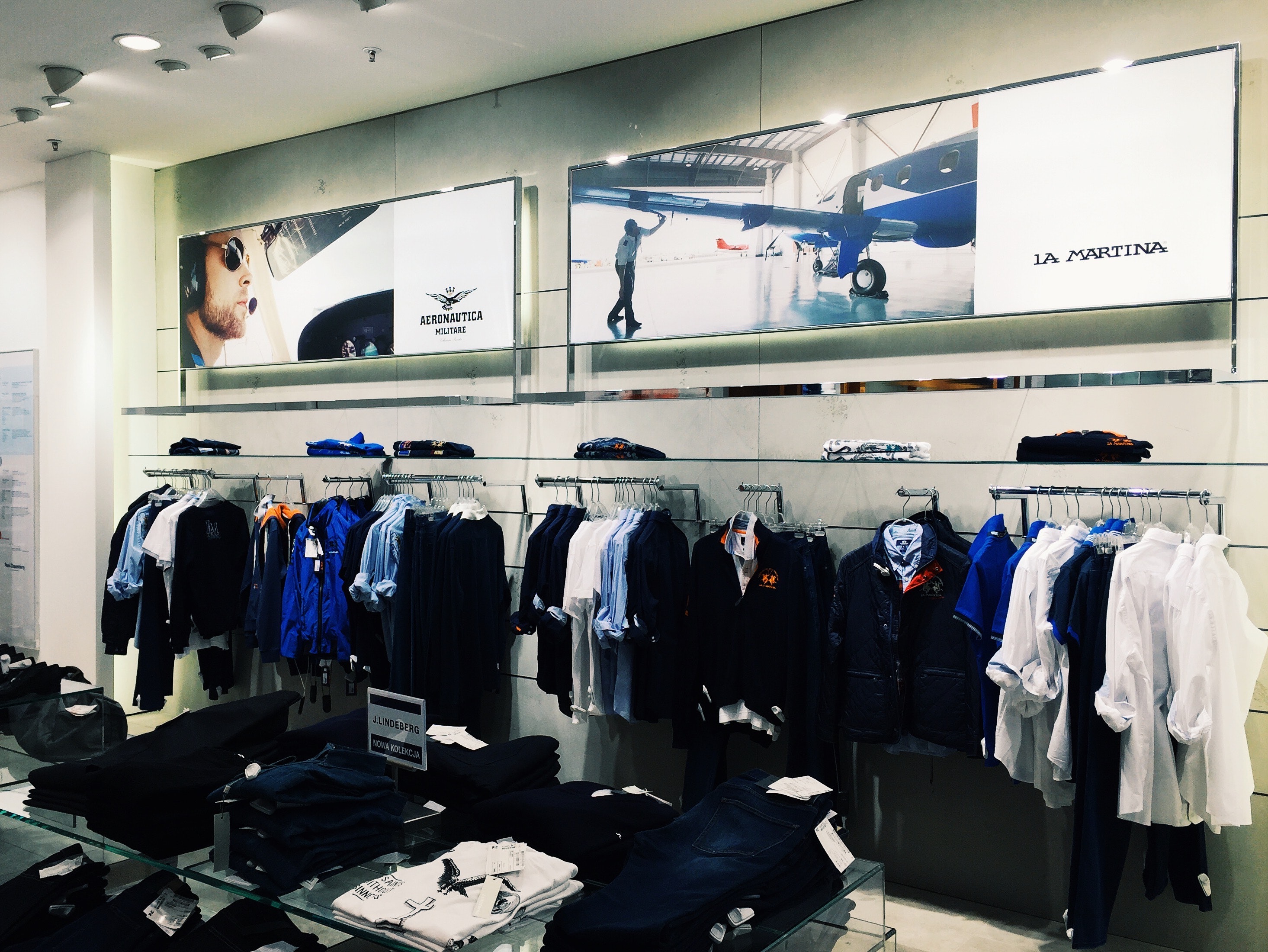digital signage in retail store