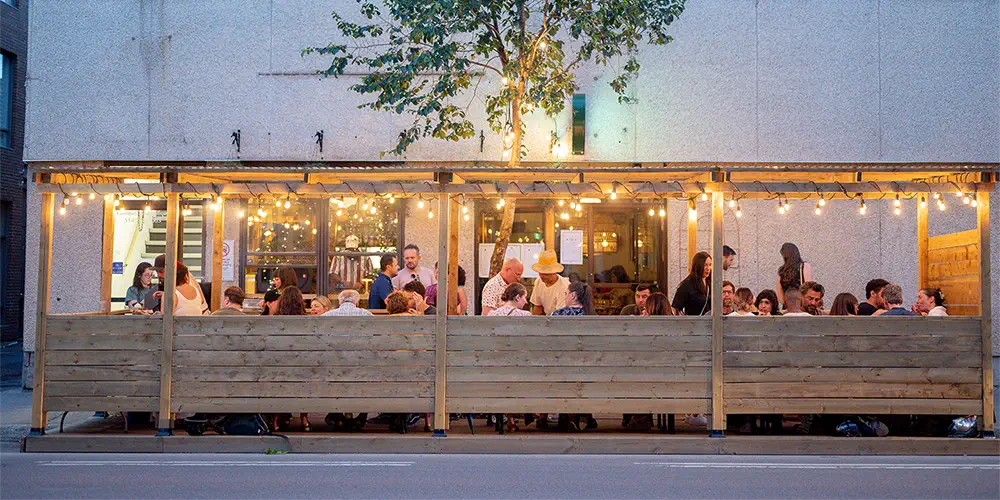 Terrasse extérieur de Darna Bistroquet au coeur de Rosemont-La-Petite-Patrie