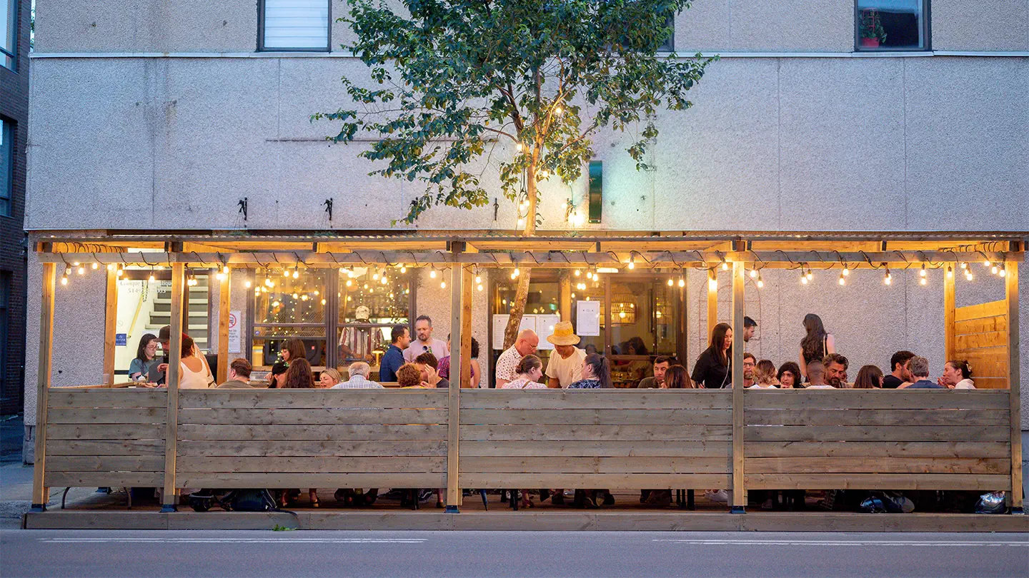 Terrasse extérieur de Darna Bistroquet au coeur de Rosemont-La-Petite-Patrie