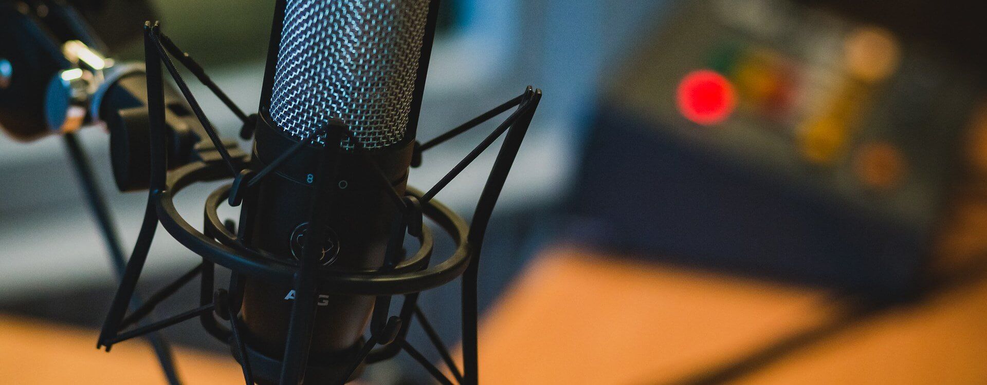 Scenic view of the ocean and mountains from a hilltop, showcasing the natural beauty of the landscape.