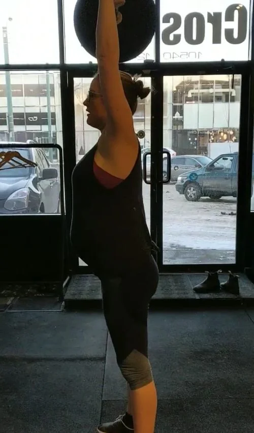  Carolyn, performing thrusters at 8 months pregnant. 