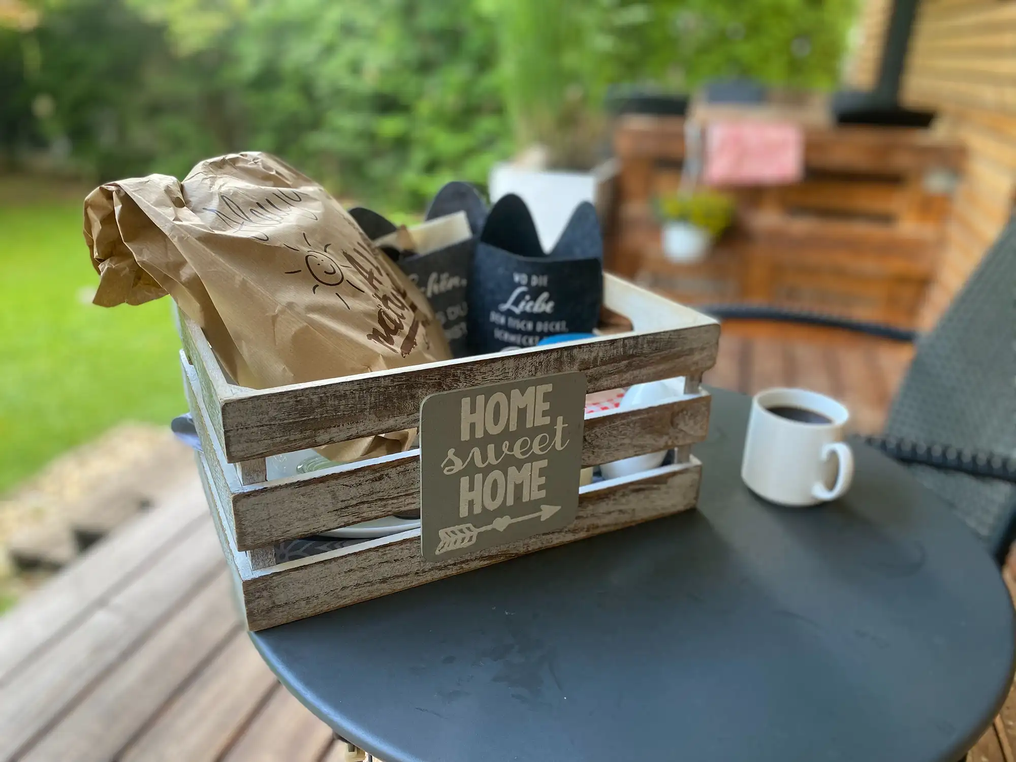 Rundum sorglos: Das Frühstück aus regionalen Zutaten wird vor die Hüttentür gestellt.