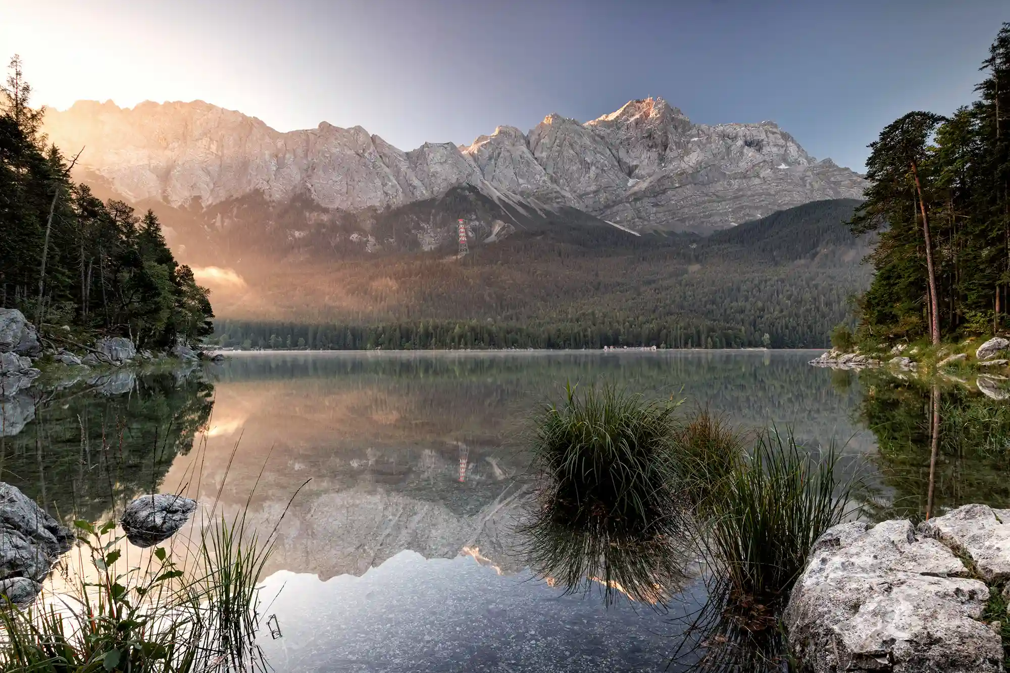Blick über den Eibsee, im Hintergrund Zugspitze und Seilbahn