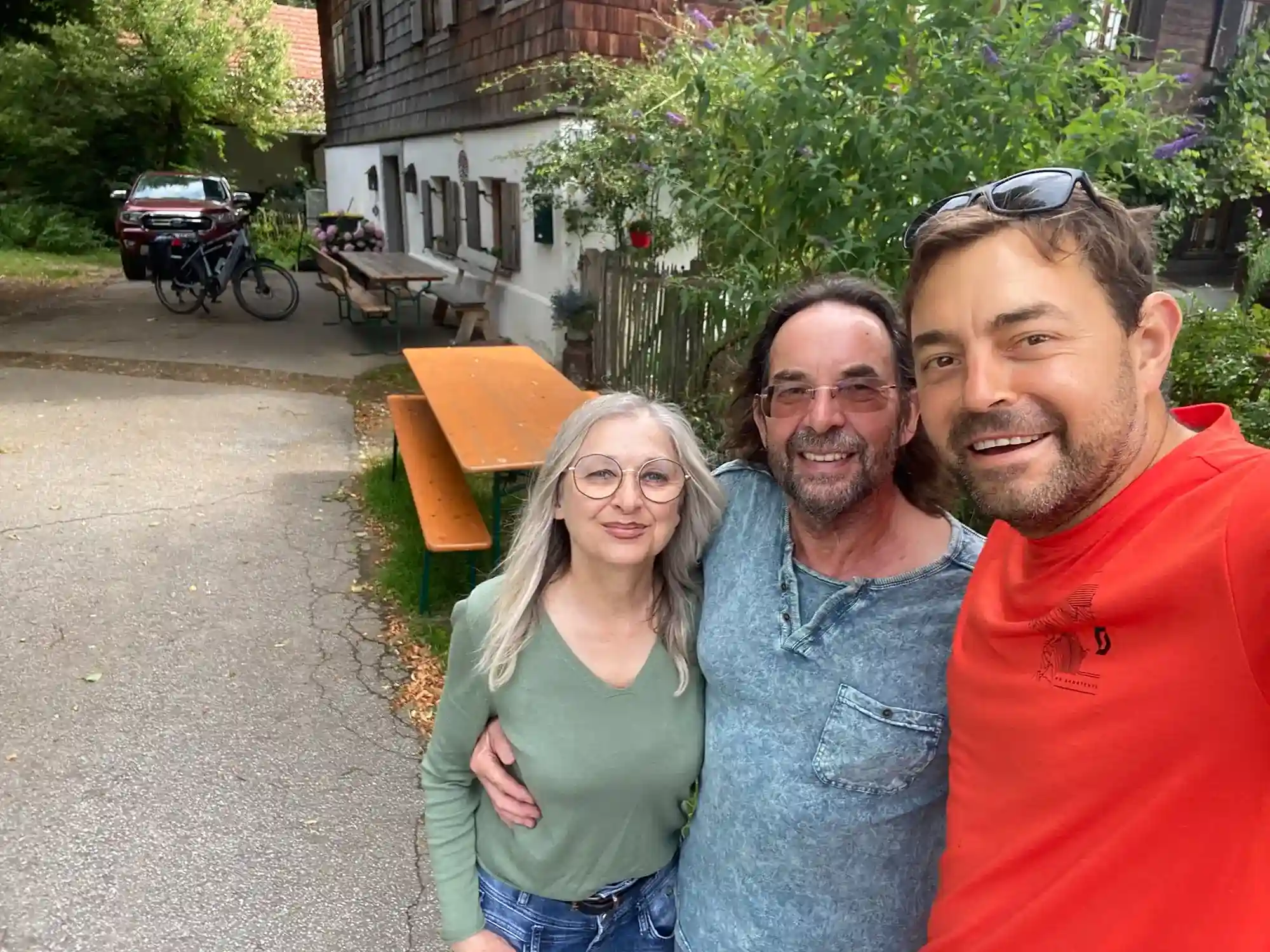 Besuch der Gastgeber eines Biobauernhofs in Niederbayern