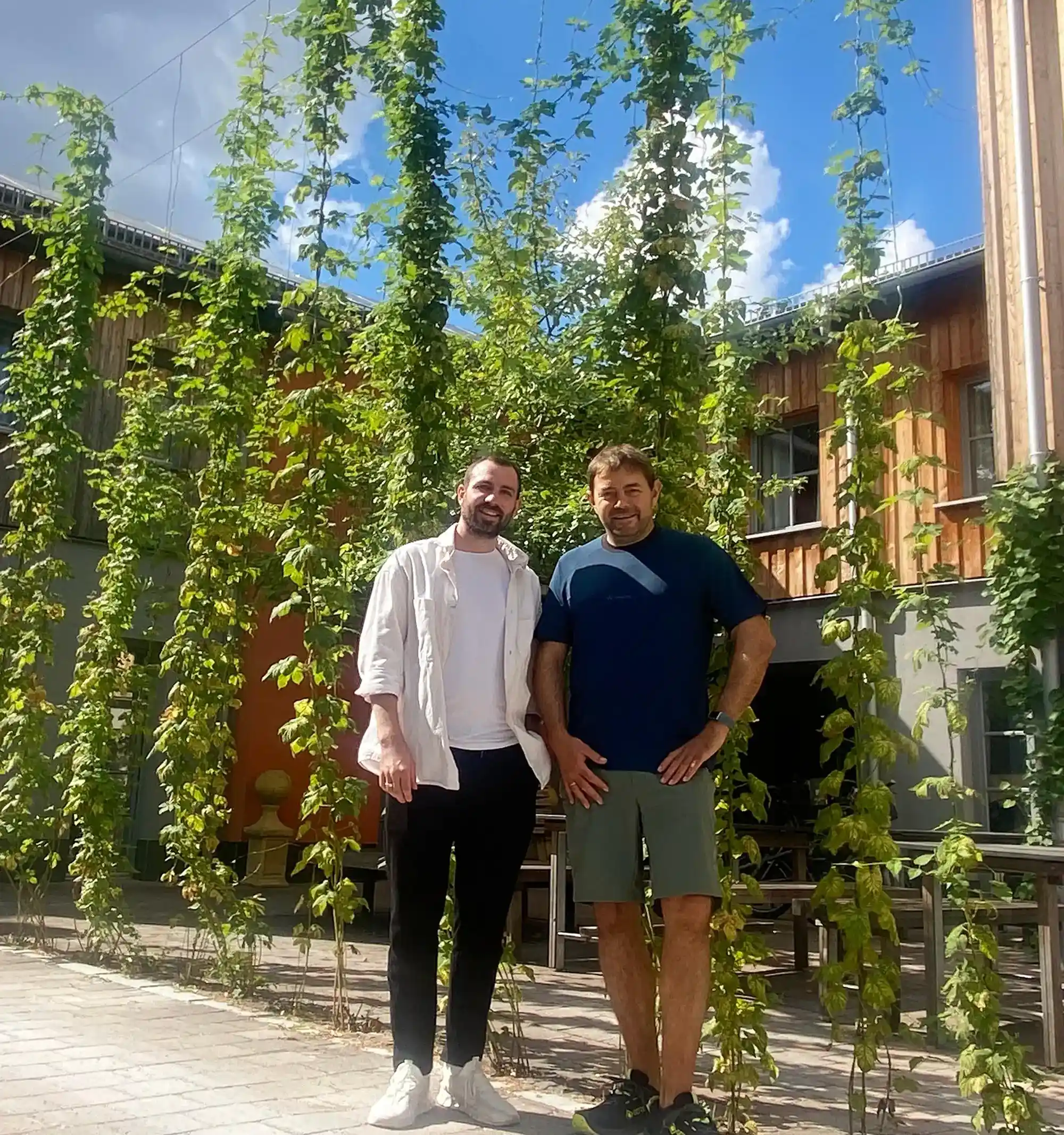 Partner-Besuch in einer Hopfen-Gegend