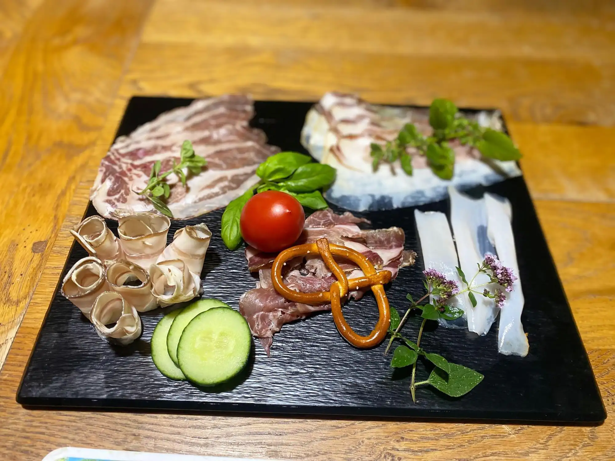 Bayrische Vorspeisenplatte mit regionalen Spezialitäten