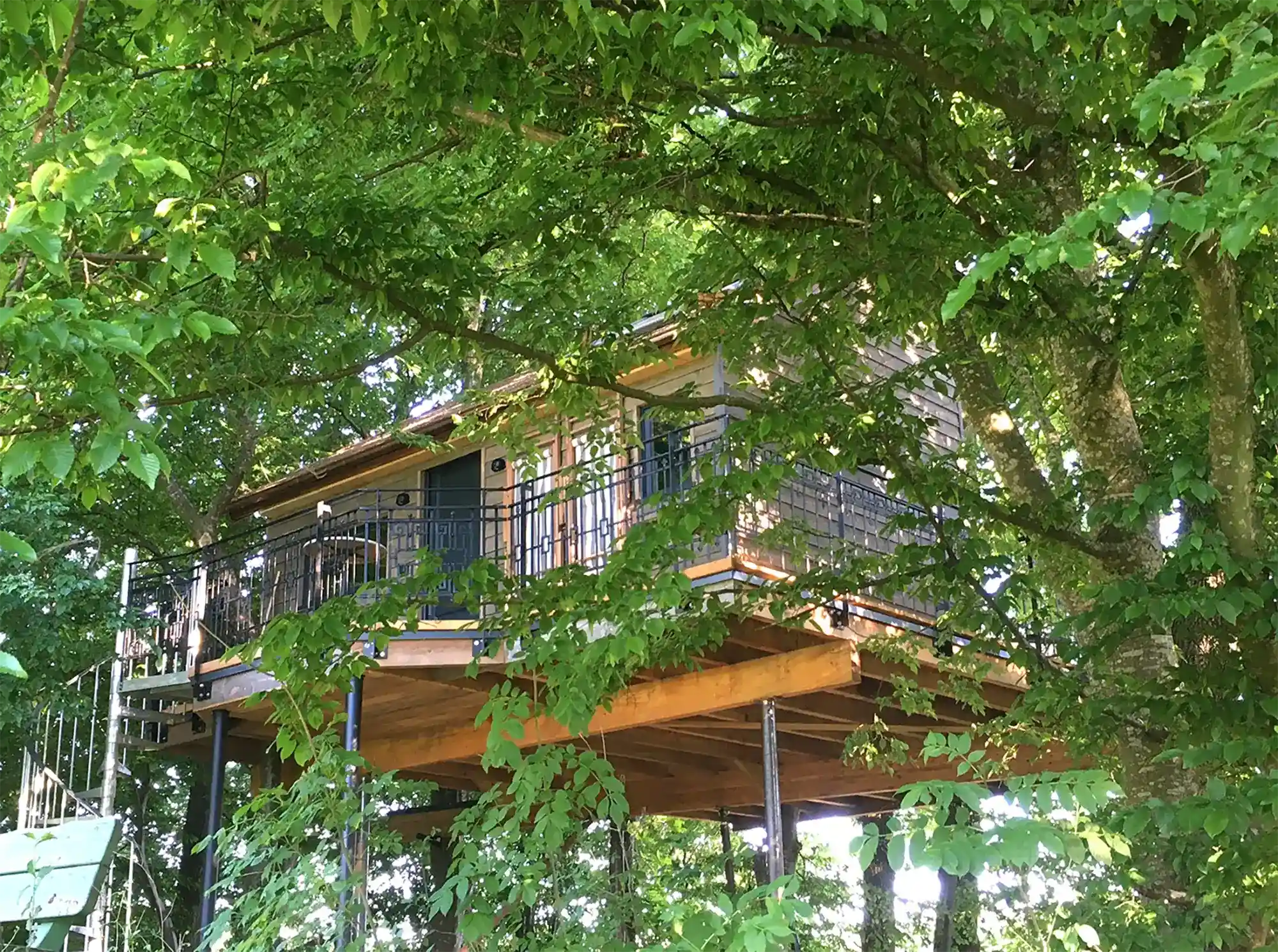 Schlafen wie ein Vogel: in einem gemütlichen Baumhaus.