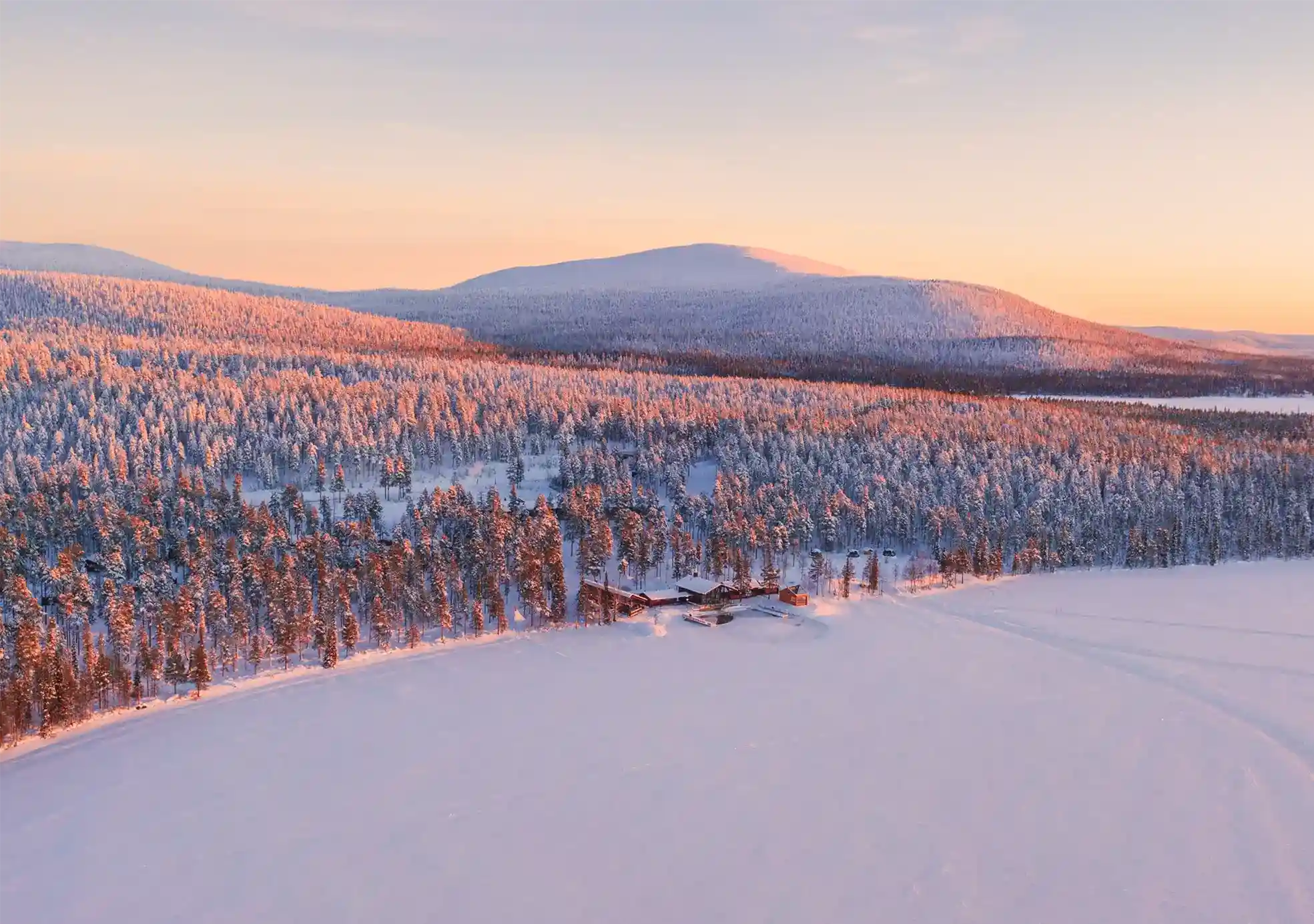 Winterwunderland: Übernachte an einem zugefrorenen See in Finnland und genieße die Stille