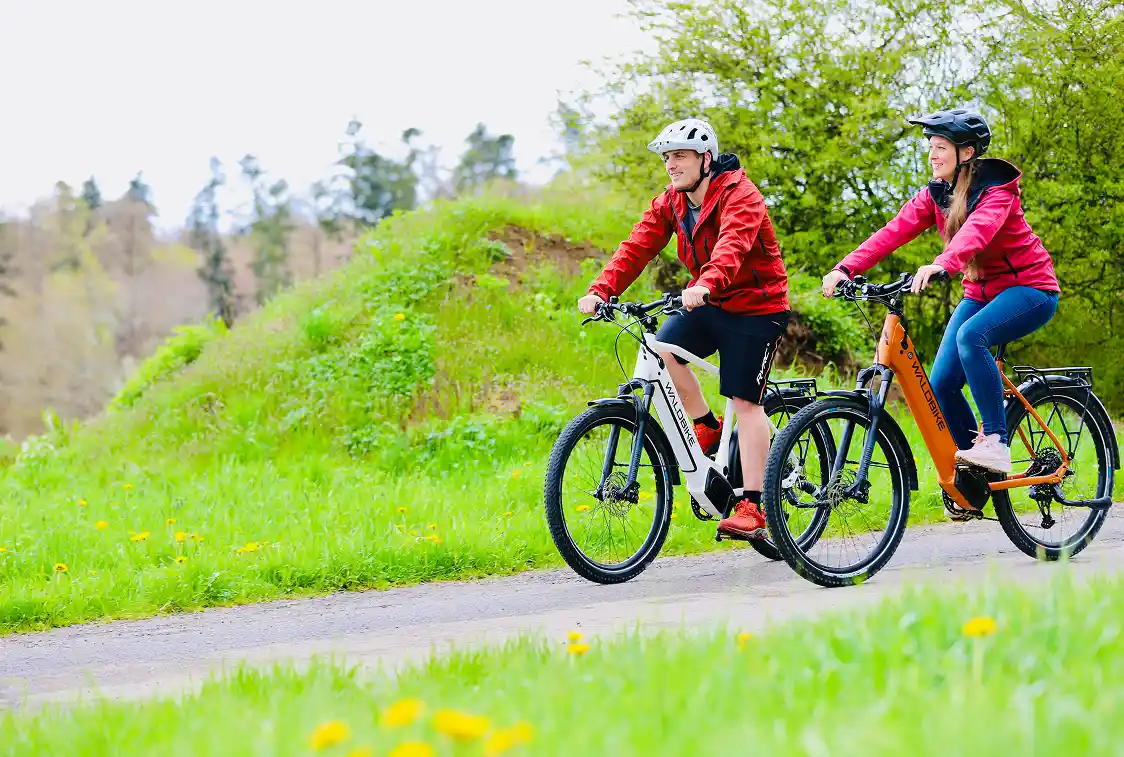 Zwei Fahrradfahrer auf einem Feldweg
