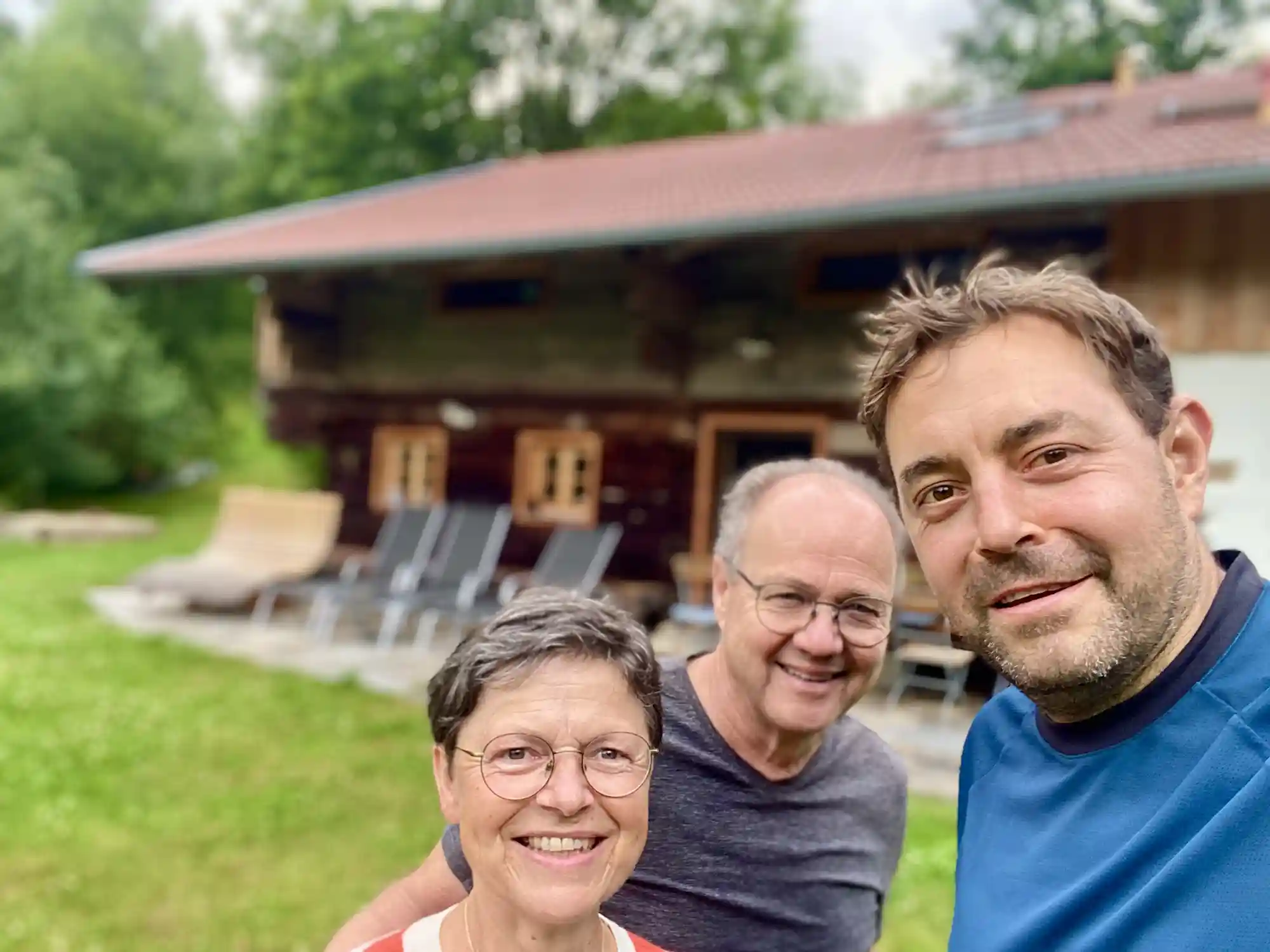 Ralf Borchers mit zwei Gastgebern vor einer Unterkunft.