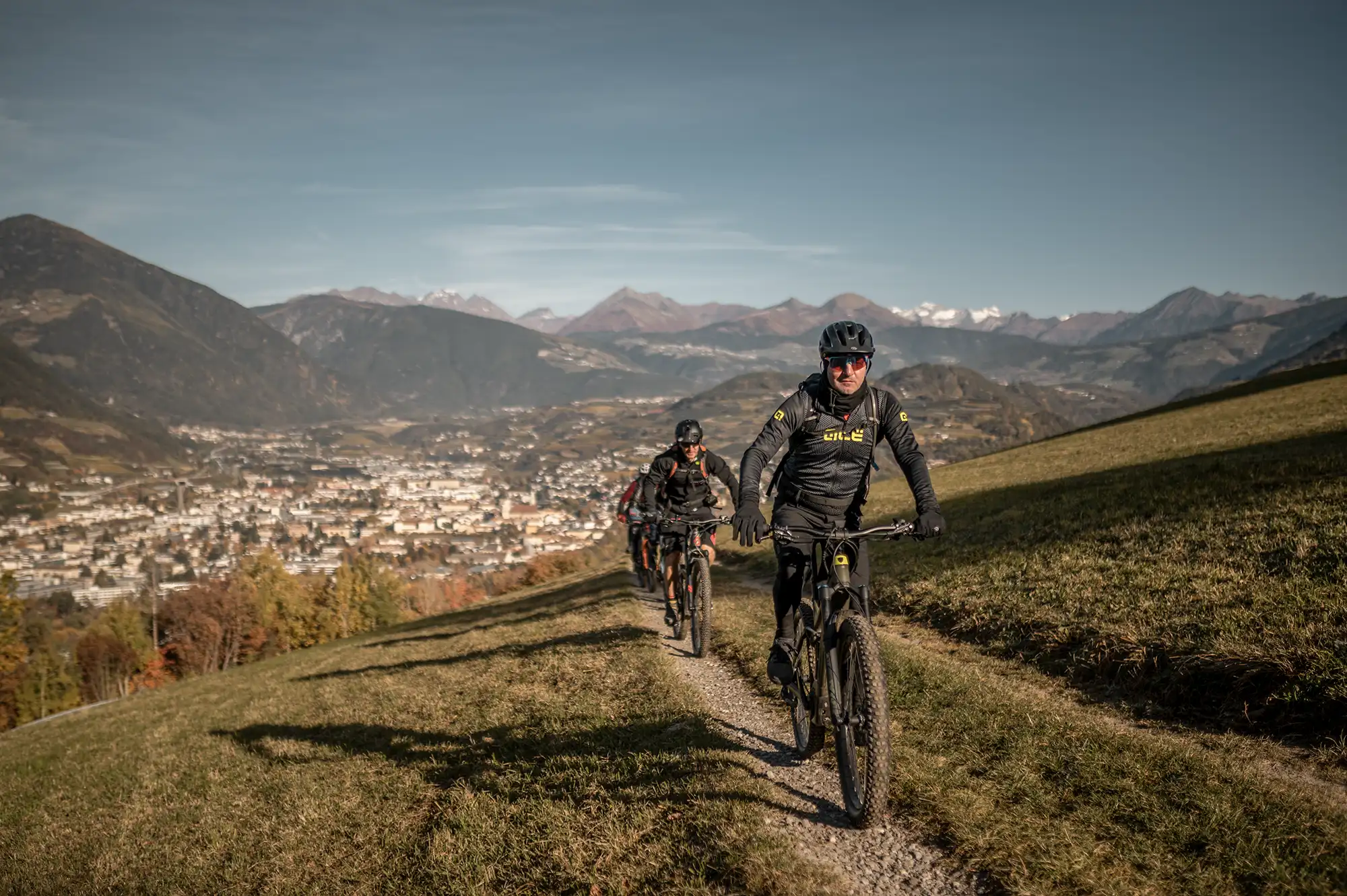 Mountainbiker auf einem Trail  in Südtirol, Italien. 
