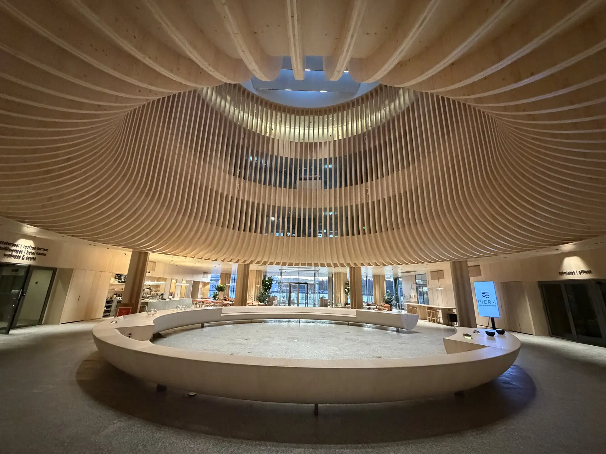 Übernachte in einer der nachhaltigsten Unterkünfte Finnlands im Zentrum Helsinkis, zum größten Teil aus Holz gebaut. 