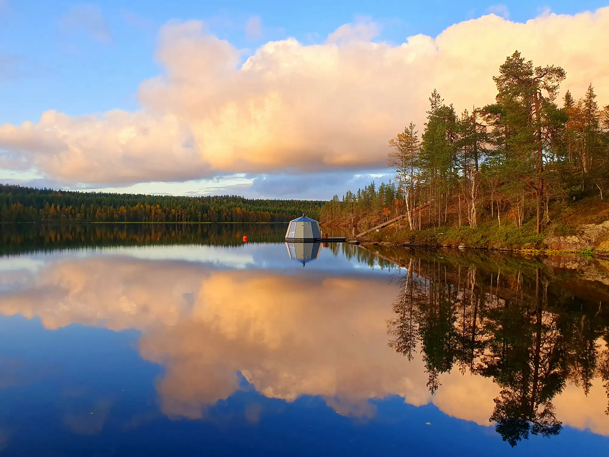 Natur pur: diese gläsernen Unterkünfte in Finnland ermöglichen einzigartige Perspektiven auf den See und die Nordlichter. 
