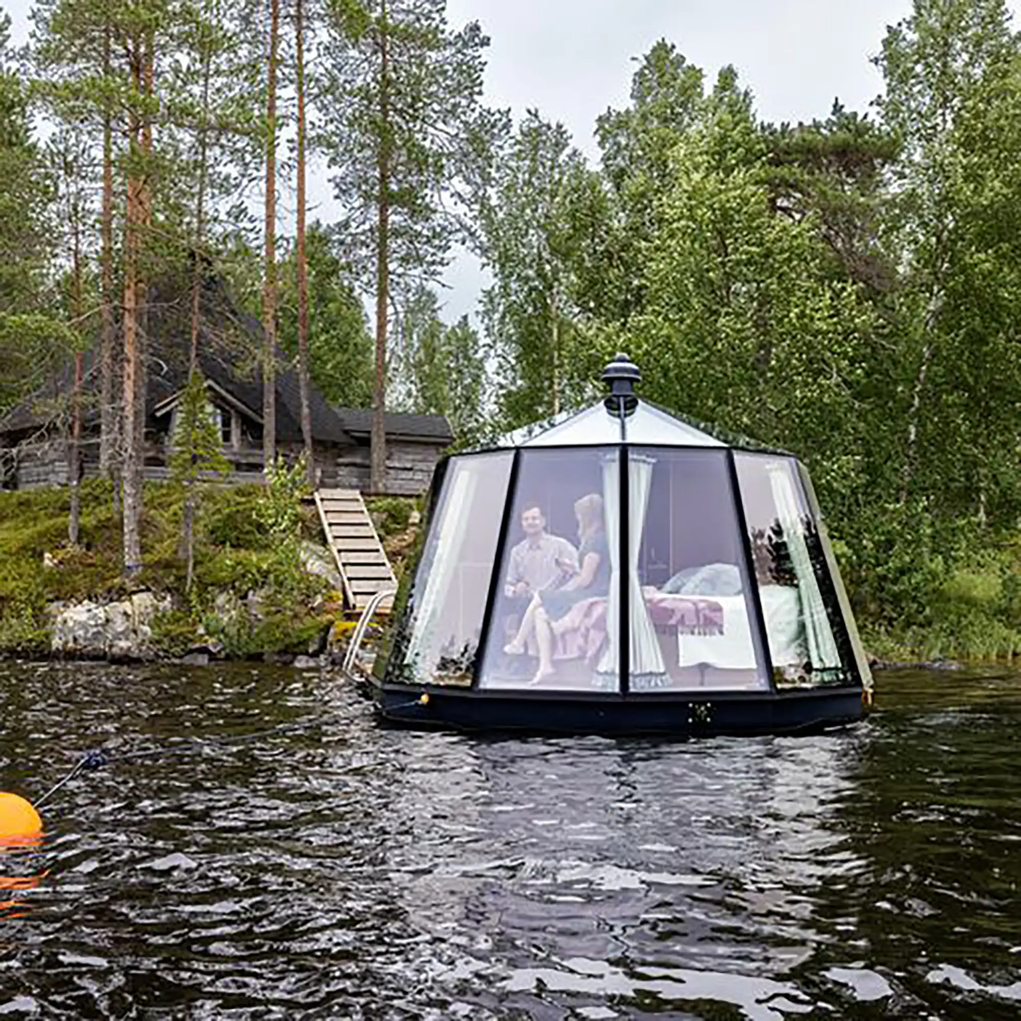 Unvergessliches Erlebnis: In einer gläsernen Hütte auf einem See schlafen und nachts die Nordlichter bewundern.