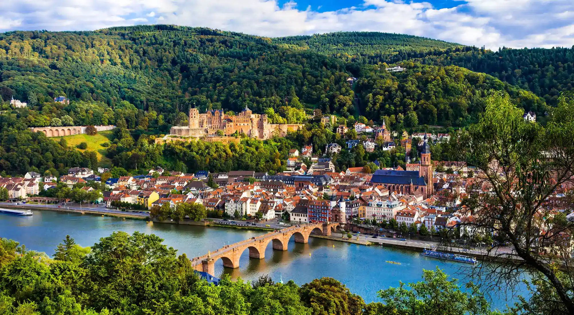 Blick über die historische Altstadt von Heidelberg mit Neckar, Alter Brücke, Schloss und Königstuhl im Hintergrund