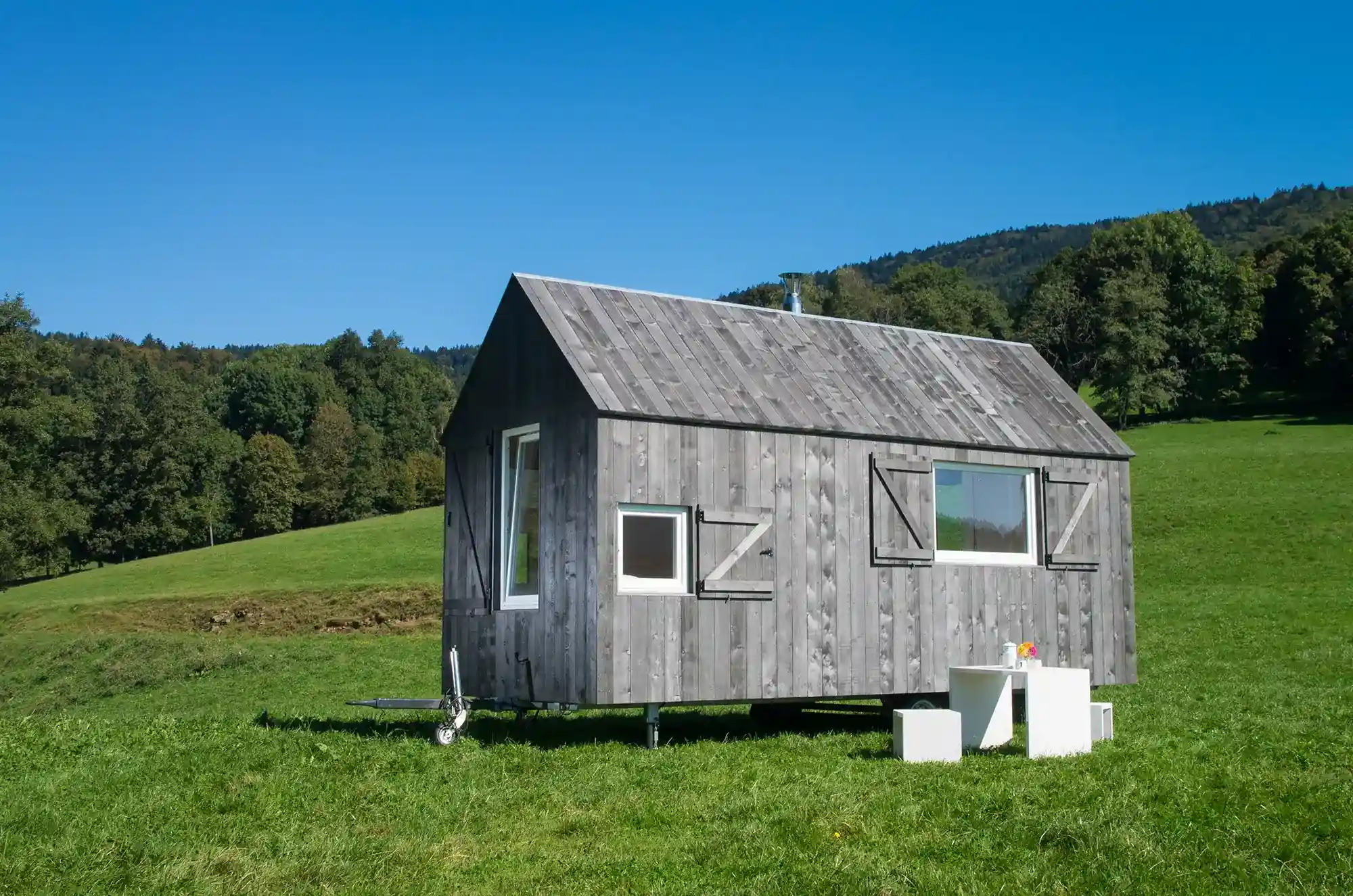 Mobiles Scheunenhäuschen auf einer Wiese im Bayrischen Wald.