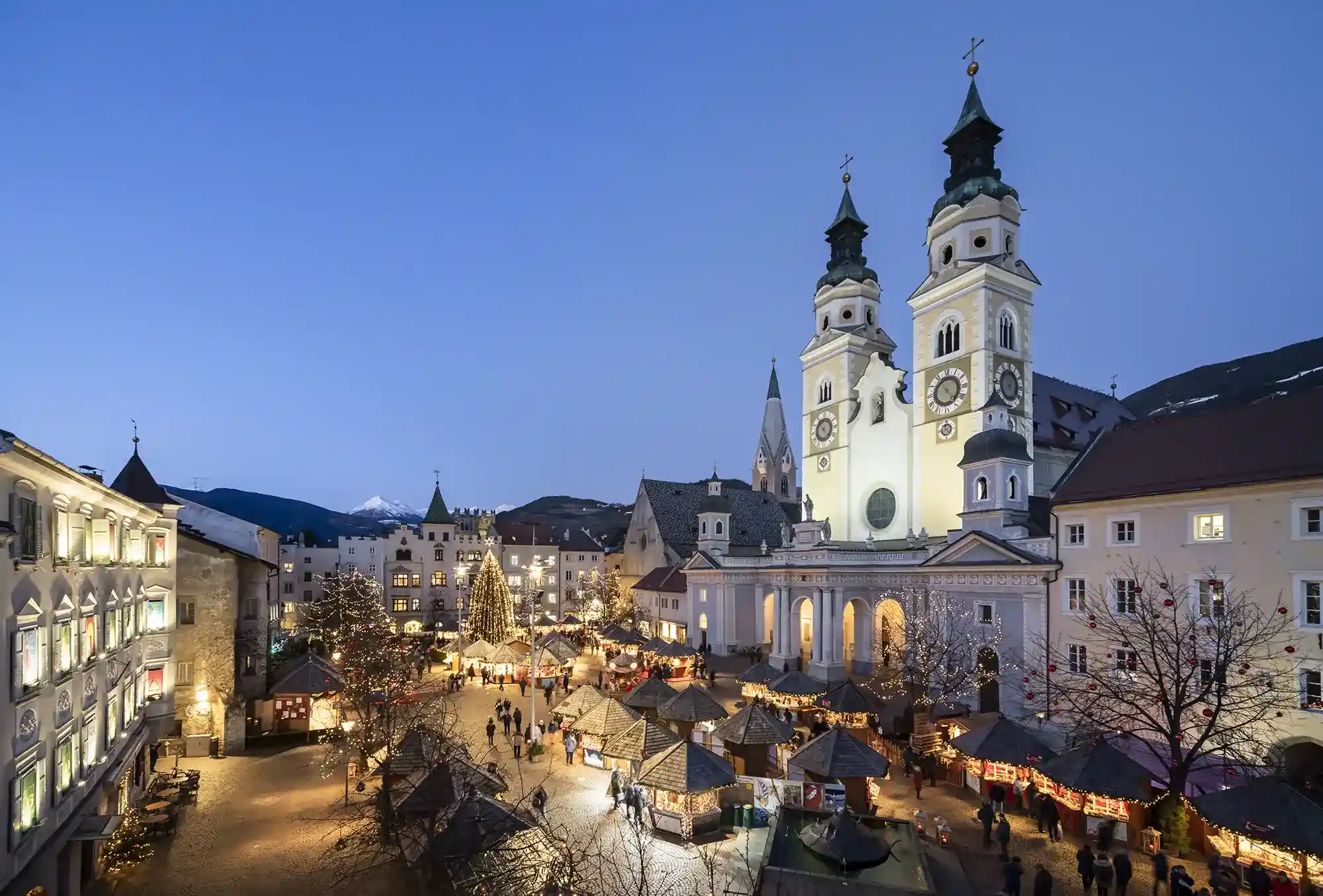 Brixen in der Vorweihnachtszeit. Abendstimmung auf dem traditionellen Weihnachtsmarkt vor dem Brixner Dom.