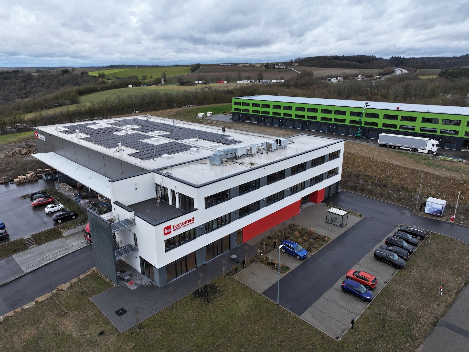 Der Kunde nutzt seine PV-Überschüsse für den nächtlichen Betrieb und steigert seine Autarkie-Rate auf nahezu 100%.