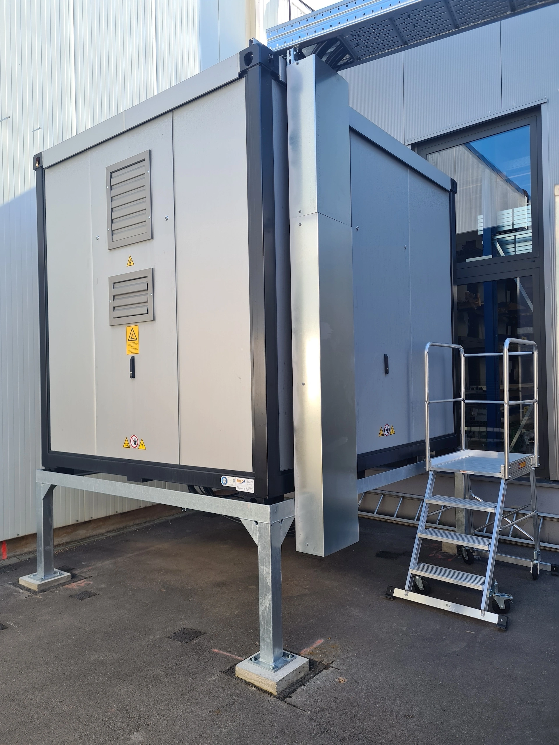 Überschüssiger PV-Strom wird zwischengespeichert und für die Produktion in der Nachtschicht genutzt. Zusätzlich werden Lastspitzen geglättet und das jährliche Leistungsentgelt deutlich verringert.