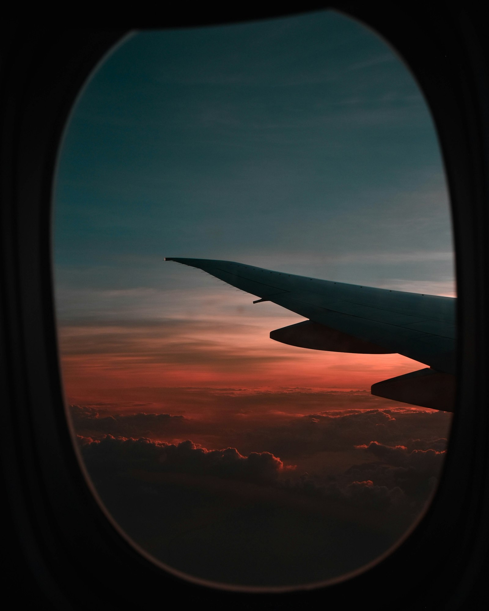 Blick aus dem Flugzeugfenster im goldenen Licht