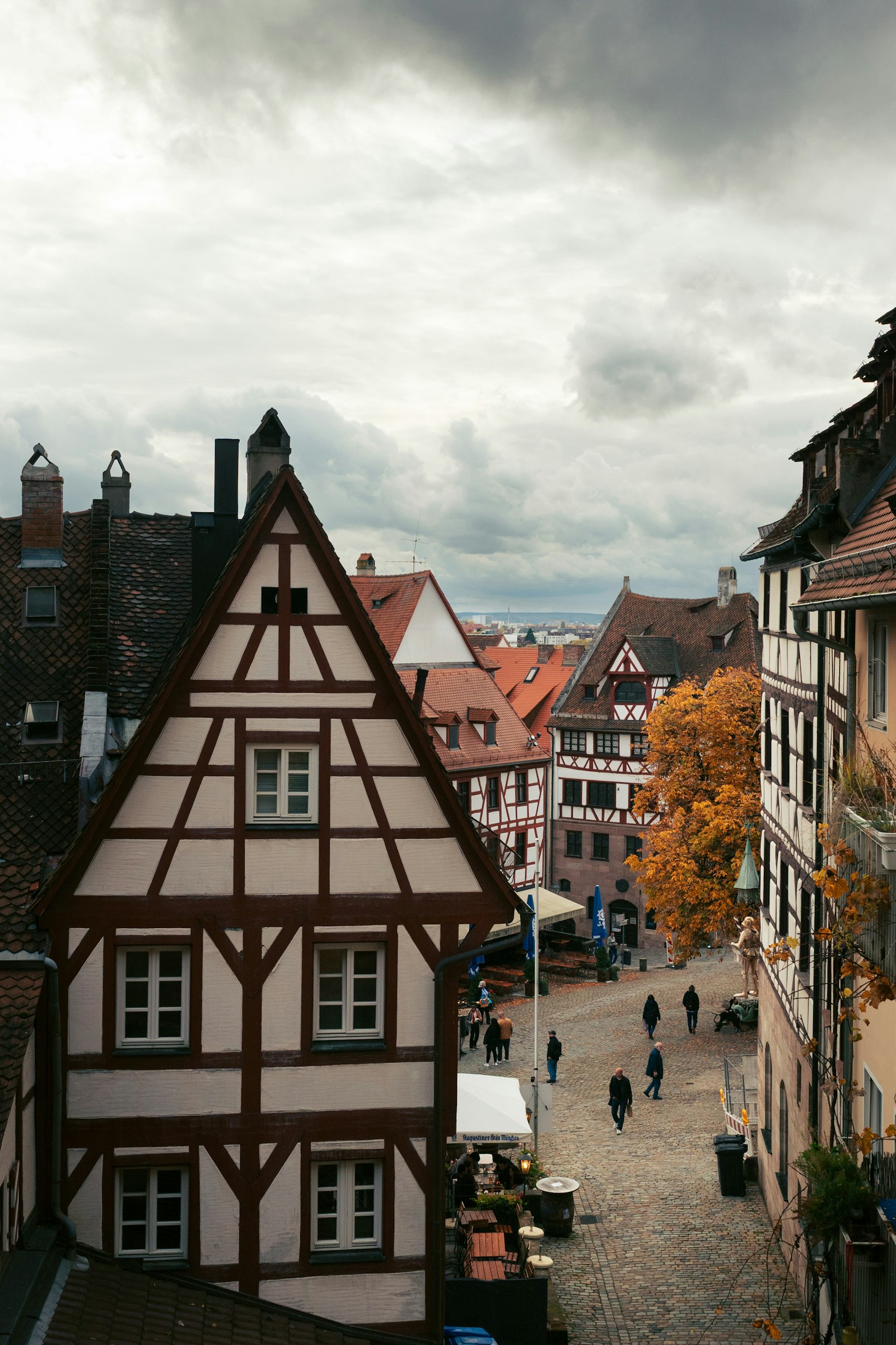Historische Altstadtgasse mit Fachwerkhäusern in Deutschland