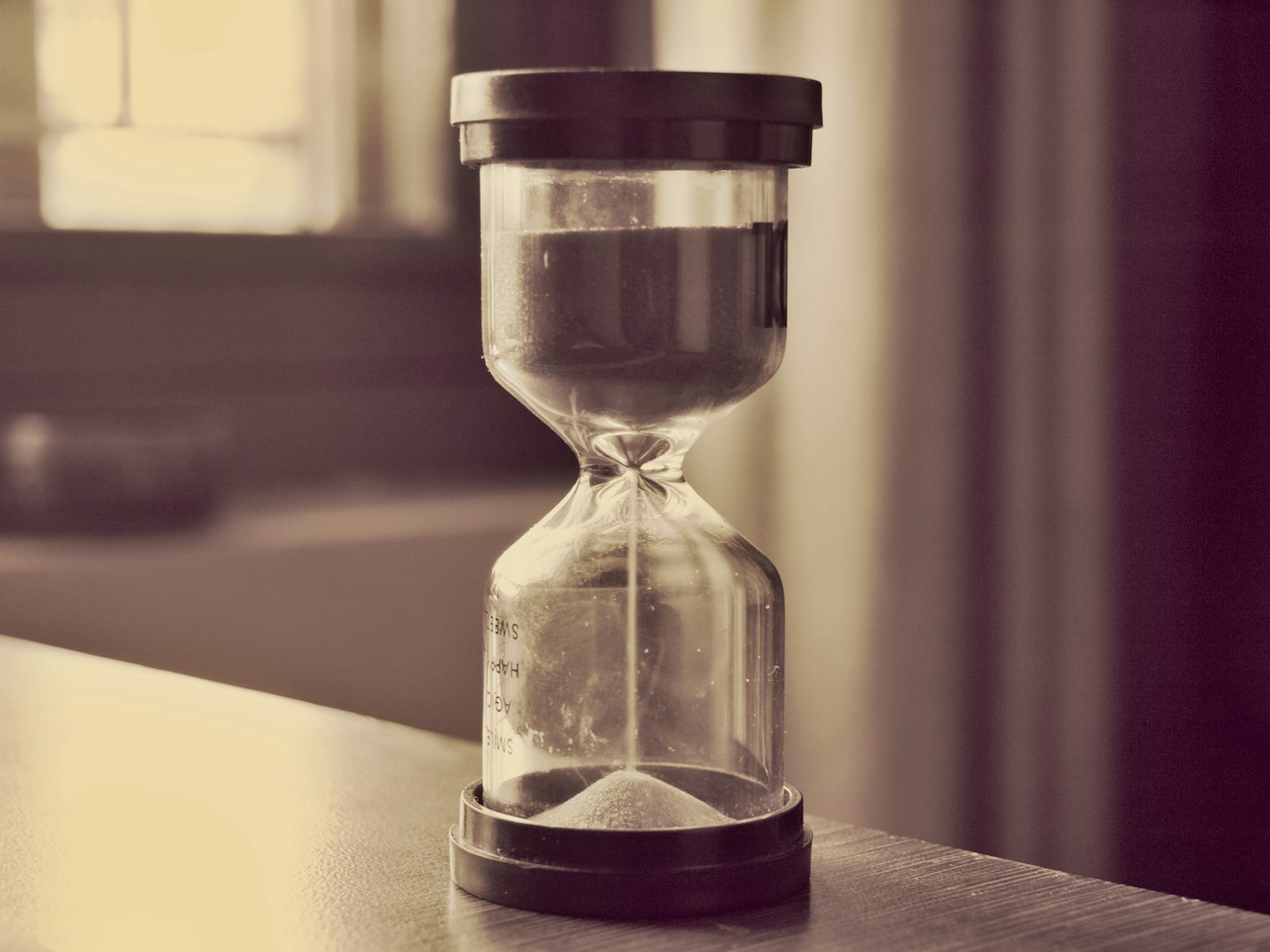 Ein Sanduhr zählt die Zeit herunter, Sinnbild für Wartezeiten bei der Krankenversicherung