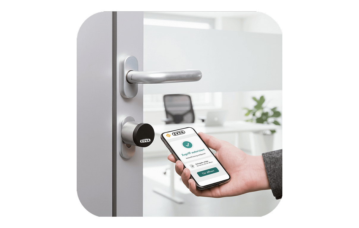 Person öffnet eine Bürotür mit dem Smartphone: Nahaufnahme eines smarten Türschlosses und der OfficeEfficient-App mit grünem Freigabe-Symbol auf dem Handydisplay