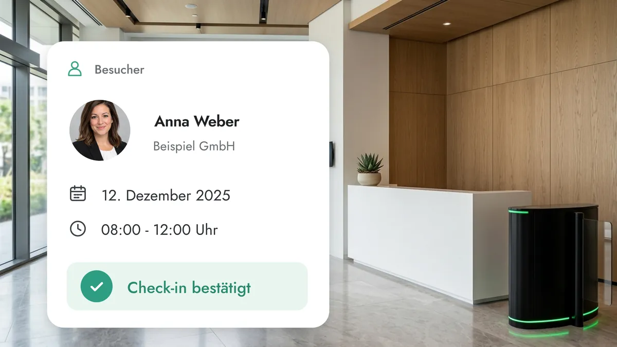 Empfangsbereich mit Drehsperre, davor die Besucherkarte von Anna Weber mit bestätigtem Check-in