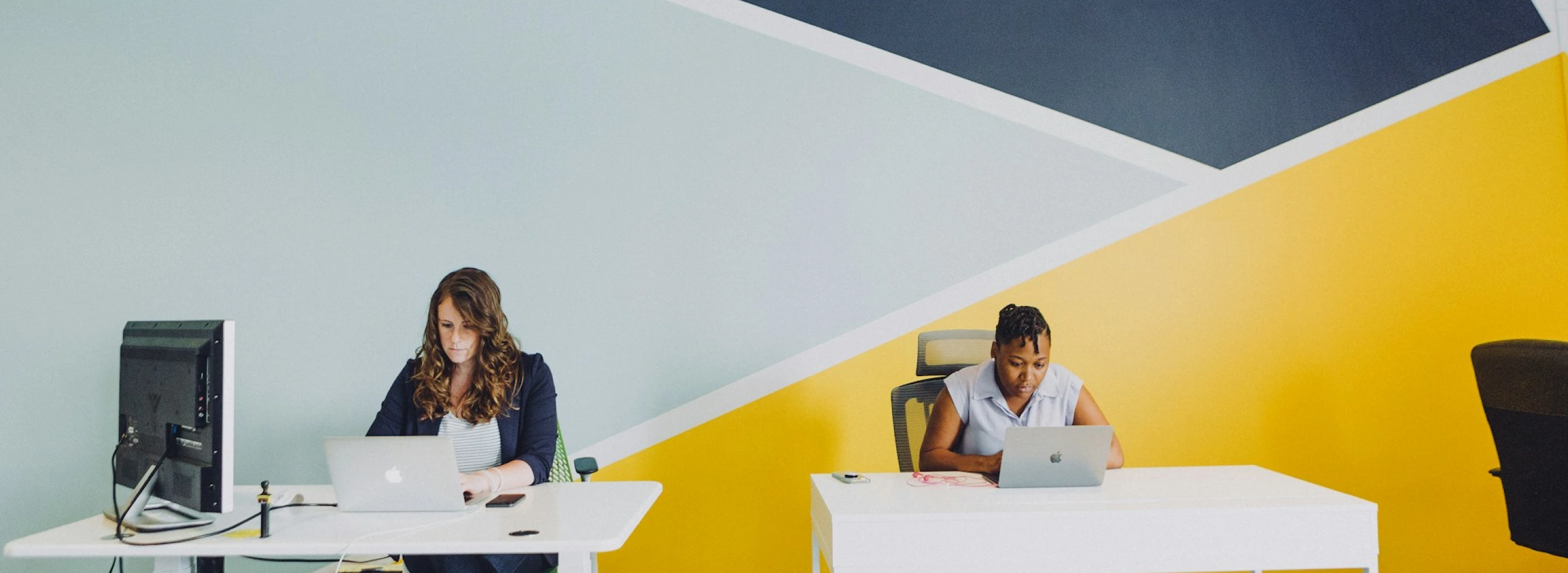 Desksharing im Büro: So richten Sie flexibles Arbeiten richtig ein