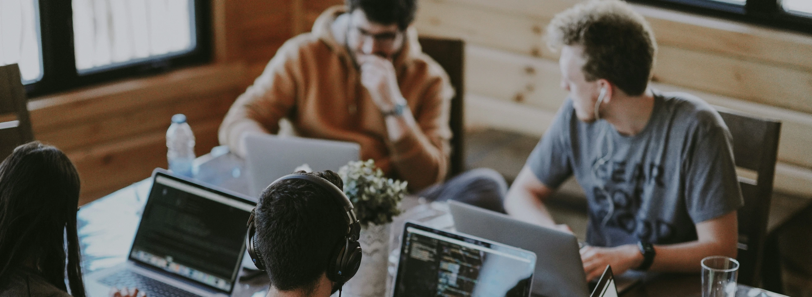 Hybrides Arbeiten 2026: Definition, Modelle und was Unternehmen jetzt brauchen