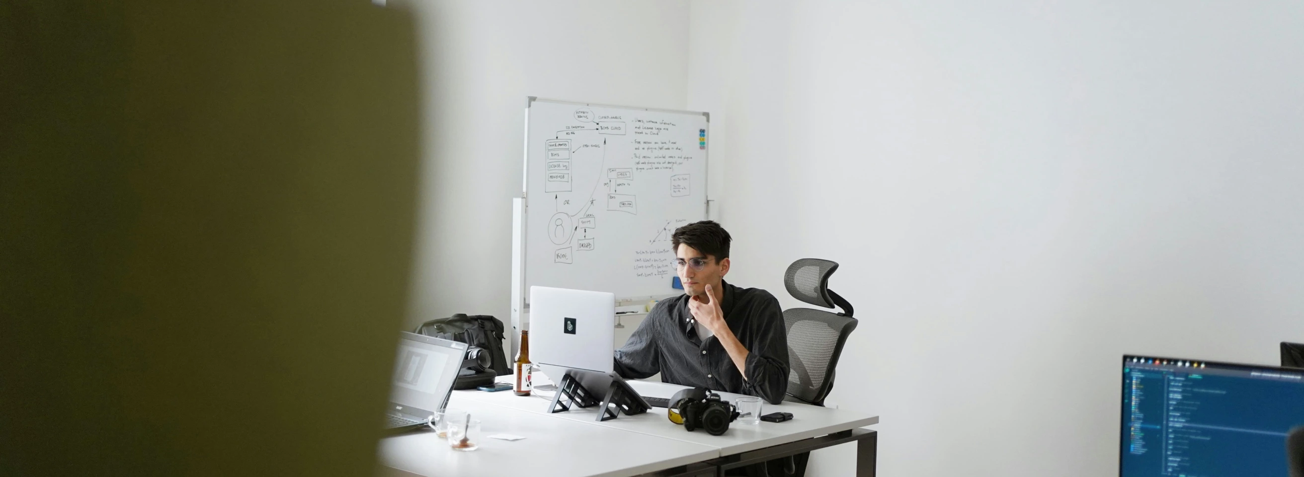 Hybrides Arbeiten: Vor- und Nachteile im ehrlichen Vergleich